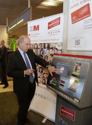 La Comunidad de Madrid ha instalado dos máquinas expendedoras de Tarjetas Turísticas de Transporte Público en el aeropuerto Adolfo Suárez Madrid Barajas.