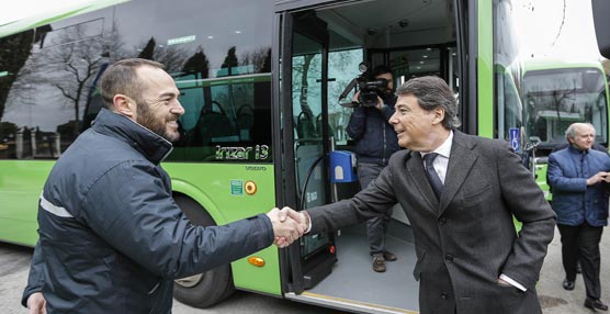Ignacio Gonz&aacute;lez presenta los &uacute;ltimos autobuses adquiridos por la Comunidad de Madrid para 10 municipios del Sur