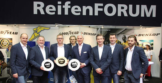 Helmut Perner, director de Ventas de la División de Camión de  Goodyear Dunlop Austria GmbH (3º por la izquierda) junto con su equipo de Ventas en el stand de la compañía durante la Feria del Neumático AutoZum 2015 de VRÖ.