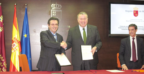 El consejero de Fomento, Francisco Bernabé, y el presidente de Fenebús, José Luis Sánchez.