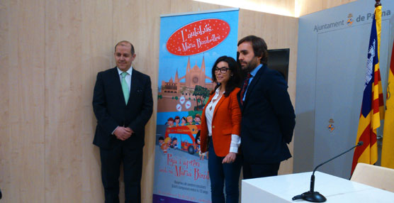 El concejal de Movilidad del Ayuntamiento de Palma, Gabriel Vallejo, ha presentado la nueva ruta, junto con la artista María Binbolles y el gerente de City Sightseeing, Marcos Ybarra.