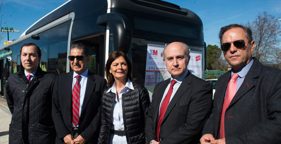 La alcaldesa de Pozuelo de Alarcón, Paloma Adrados,  durante la presentación de los dos nuevos autobuses.