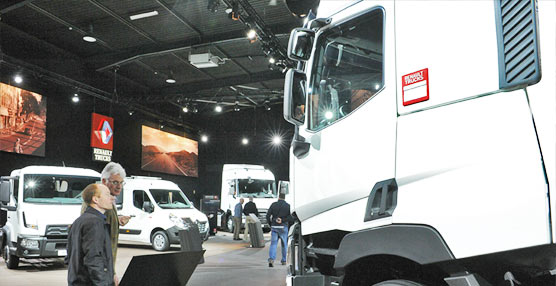 Espacio para exhibiciones en el que se pueden ver varios vehículos de la gama actual de Renault Trucks.