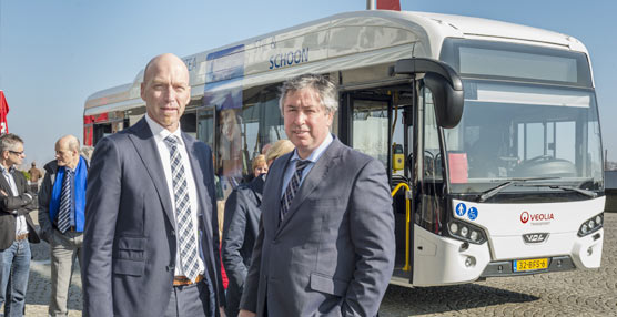 Ben Dwars, director de concesiones para Veolia Transportes Limburgo (izquierda) y Patrick van der Broeck, miembro del comité ejecutivo de la provincia de Limburgo (derecha).