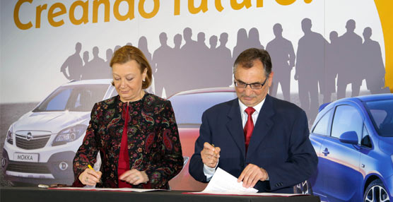 La presidenta de Aragón, Luisa Fernanda Rudi  y el Director General de GM España, Antonio Cobo