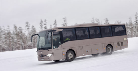 Un autocar durante las pruebas invernales en el Círculo Polar Ártico.