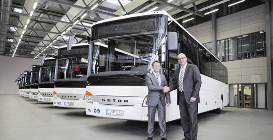 El director gerente de Setra, Andreas Kultscher, hace entrega de sus ocho nuevos autocares a Regionalbus Leipzig.