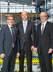 De izquierda a derecha, Alfred Weber, presidente y CEO, Frank B. Jehle, director general adjunto y director financiero y Manfred Wolf, presidente y director general de Automotive + Industrial. 