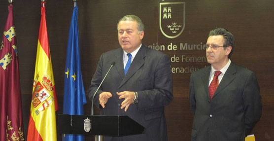 El consejero de Fomento, Obras Públicas y Ordenación del Territorio de Murcia, Francisco Bernabé, y el presidente de LAT, José Luis Sánchez.