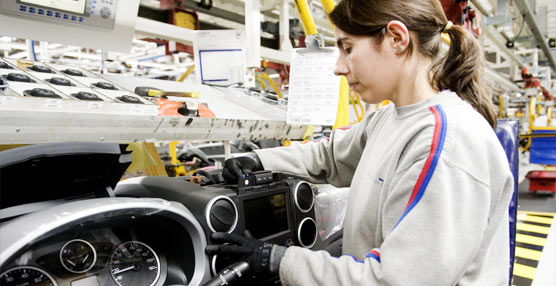 Una trabajadora en la fábrica que PSA Peugeot Citroën posee en Vigo.