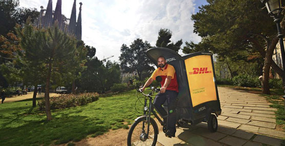 DHL utiliza el triciclo eléctrico para el reparto urgente de documentos y paquetes pequeños en Barcelona y Valencia.