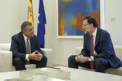 El vicepresidente mundial de Compras del Grupo Volkswagen, Francisco Javier García Sanz, anuncia la inversión al presidente del Gobierno, Mariano Rajoy, en el Palacio de la Moncloa