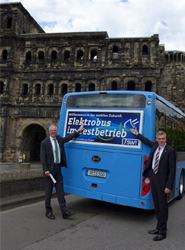 El alcalde de Trier posa junto con otro representante del Municipio con el vehículo eléctrico de BYD