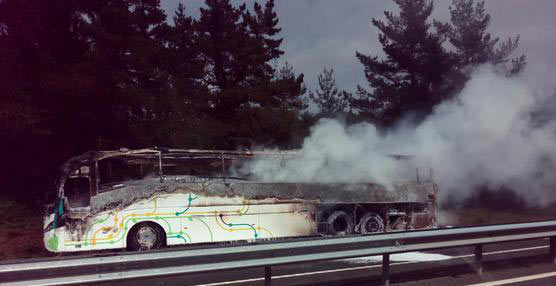 Imagen del autobús incendiado que un usuario colgó en Twitter
