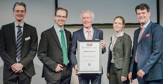 Gerhard Körber, miembro del Consejo de Administración de ZF Services, recibe el premio de manos de Fotios Katsardis, presidente y CEO de TEMOT Internacional.