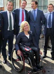 La atleta paralímpica Gema Hassen-Bey junto a representantes de las intituciones, empresas y Gobierno.