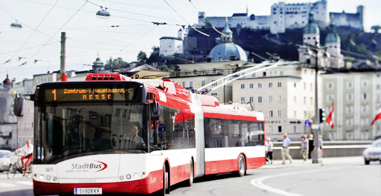 La unidad número 1.000 del trolebús Solaris Trollino llega a las calles, en la ciudad austríaca de Salzburgo 