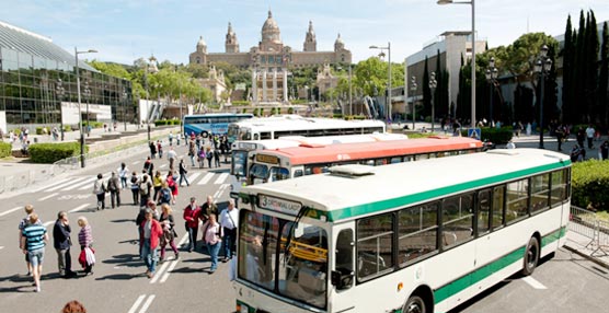 Muestra de autobuses clásicos en la avenida de la Reina Maria Cristina.
