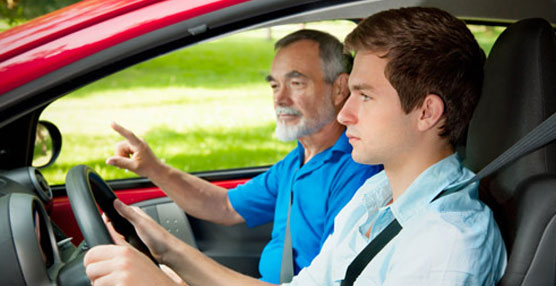 Familiares, compañeros de trabajo, amigos, niños o mascotas que viajan a bordo de un vehículo influyen en el comportamiento del conductor.