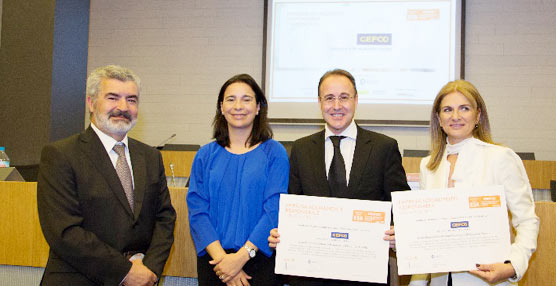 Julián Navarro, director general de Gefco España, con el premio recibido.