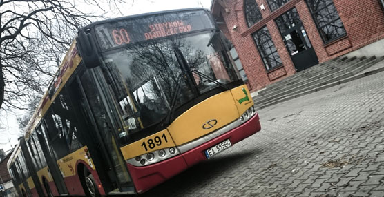 El autobús Solaris Urbino en las calles de Lodz en Polonia.