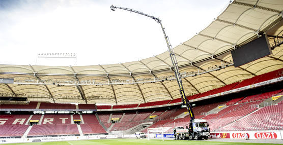 Un Arocs con grúa de carga Palfinger realiza trabajos en el Mercedes-Benz Arena, estadio del VfB Stuttgart