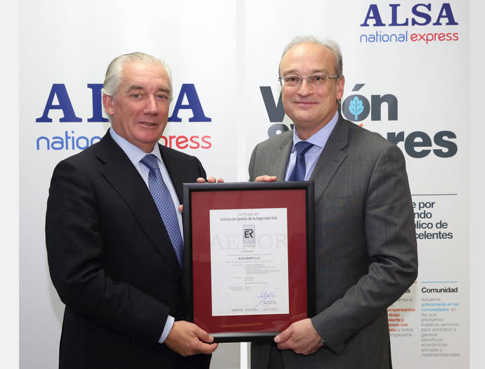 El consejero delegado de Alsa, Javier Carbajo, recibe el certificado de manos del director general de Aenor, Avelino Brito. 
