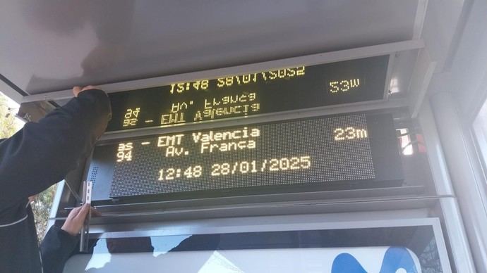 EMT Valencia incorpora 340 paneles electrónicos en sus marquesinas