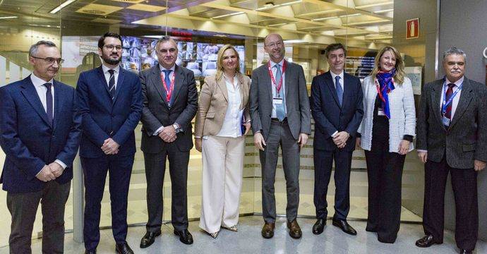 Foto de familia de los representantes de la Comisión Europea junto con miembros de la Administración de la Comunidad de Madrid.