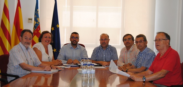 Foto de la reunión del alcalde de Villarreal, José Benlloch y el concejal de Territorio, Emilio M. Obiol, con la Asociación de Transportistas de la localidad.