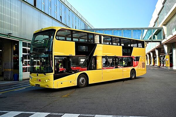 TMB prueba un modelo de autobús de dos pisos de propulsión 100% eléctrica