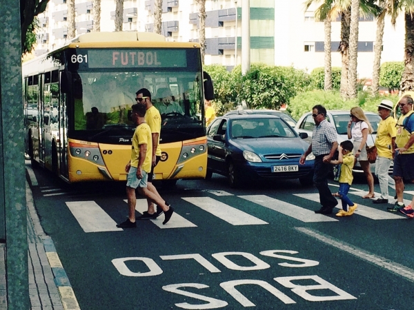 Un autobús de Guaguas Municipales realiza un servicio especial por un partido de la UD Las Palmas.