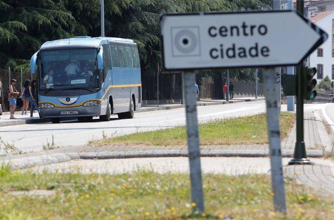 Un autocar recoge gente en una localidad gallega.