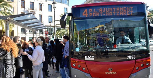 Ya se puede subir al bus por la puerta delantera en Valencia