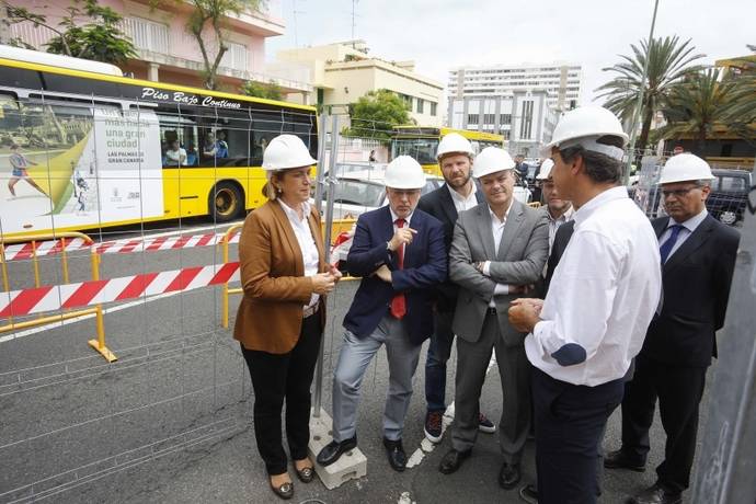 Representantes del ayuntamiento y gobierno canario, en las obras de comienzo de la MetroGuagua.