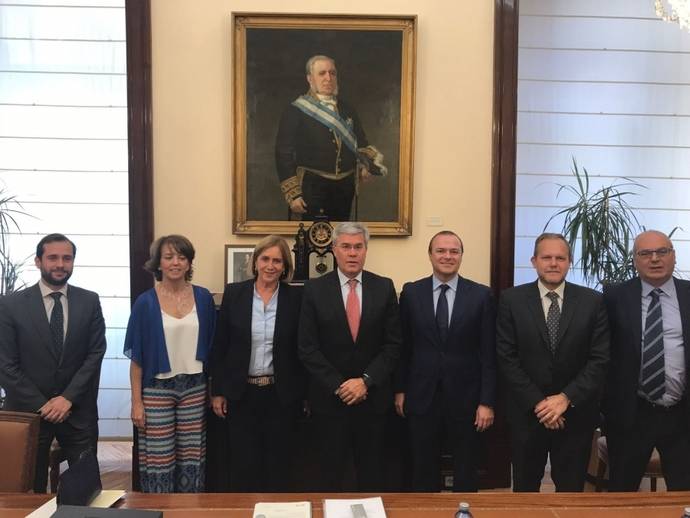 Foto de la reunión entre los representantes del Ayuntamiento de Las Palmas de Gran Canaria y del gobierno central.