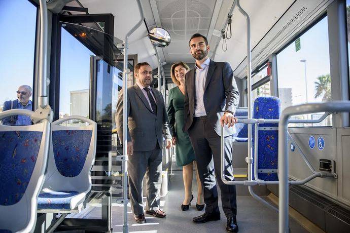 El alcalde de Almería, Ramón Fernández-Pacheco, y el director de la Unidad Zonal Mediterránea de la empresa Alsa, Valeriano Díaz, en uno de los nuevos autobuses articulados de la ciudad.