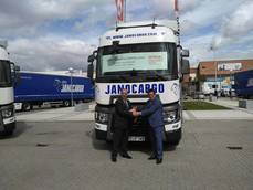 Ramón Jano recogiendo la llave del camión como ganador del Optifuel Challenge 2015