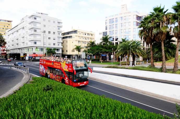 Un autobús turístico de dos pisos recorre las calles de Las Palmas de Gran Canaria.