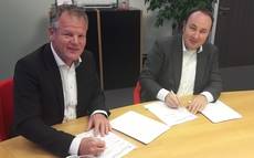 Ard Romers y Maurice Unck firmando el acuerdo entre las compañías.