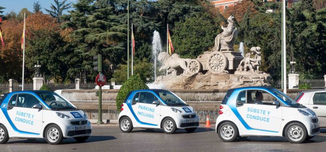 Varios vehículos de Car2go circulan por las calles de Madrid.