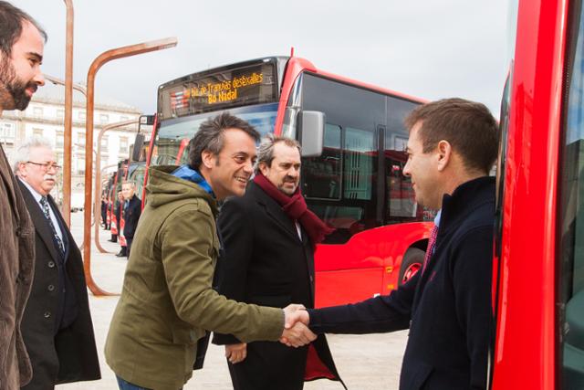 Xulio Ferreiro, alcalde de A Coruña, en la presentanción de los nuevos autobuses para la ciudad.