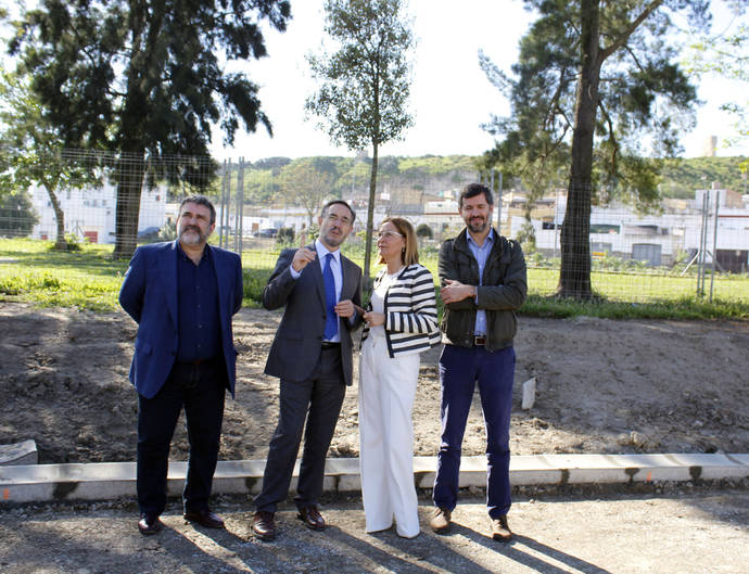 Felipe López y María José Fernández han visitado la zona donde se levantará el futuro intercambiador de autobuses.