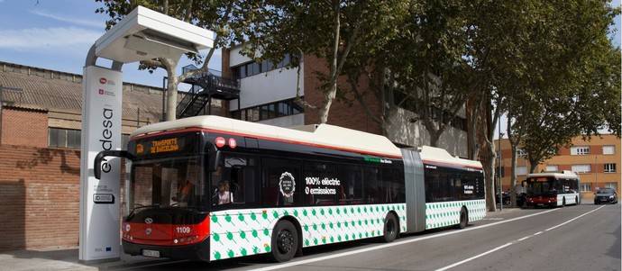 Un autobús recarga energía eléctrica.