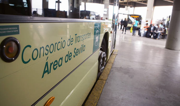 Un autobús del Consorcio de Transportes de Sevilla recoge pasajeros en la estación.