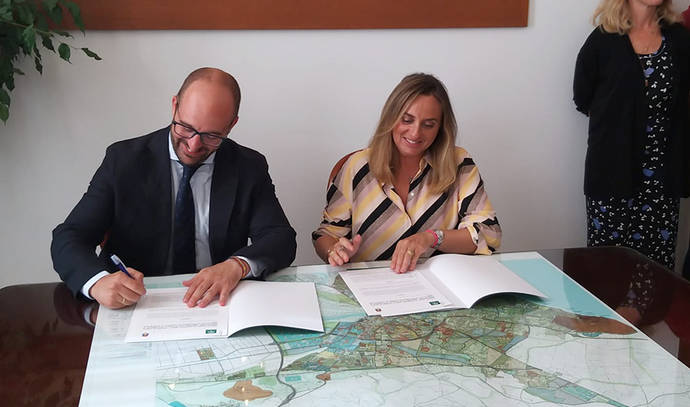 El alcalde de El Puerto de Santa María, Germán Beardo y la consejera de Fomento, Infraestructuras y Ordenación del Territorio de Andalucía, Marifrán Carazo, durante la firma del protocolo.