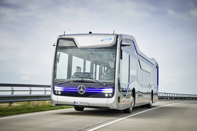 El Mercedes-Benz Future Bus con CityPilo muestra un avance del tráfico de cercanías en el futuro.  