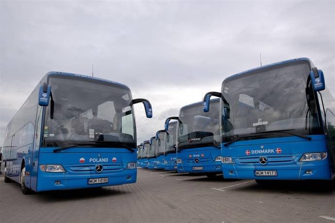 Los autobuses que transportan a las 12 selecciones participantes en la Europa Sub-21 de fútbol.