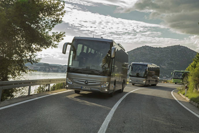 Los distintos Tourismo RHD de Mercedes-Benz recorren las carreteras dálmatas.