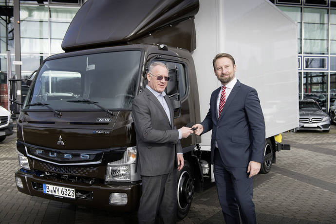 Christoph Fitz (derecha), jefe de ventas y marketing de Fuso Europe, entrega los vehículos a Andreas Paul, miembro de la junta directiva de P & H Logistik. 